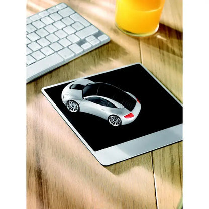 Mouse fara fir in forma de masina cu desen sport argintiu pe mousepad negru lucios cu margini metalice argintii