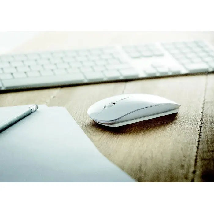 Mouse fara fir alb cu finisaj lucios si accente argintii subtile, design minimalist si elegant