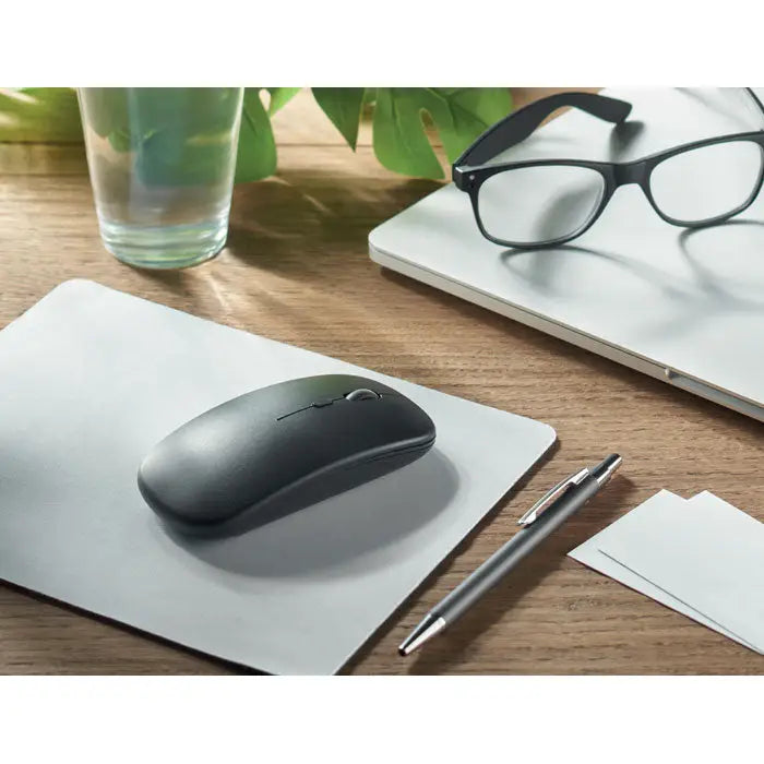 Mouse fara fir reincarcabil negru cu design ergonomic sleek si finisaj mat ideal pentru utilizare confortabila