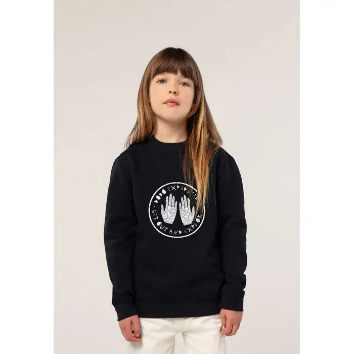 Bluza neagră supreme kids 280g cu gât rotund și design circular alb cu două mâini și text în jur