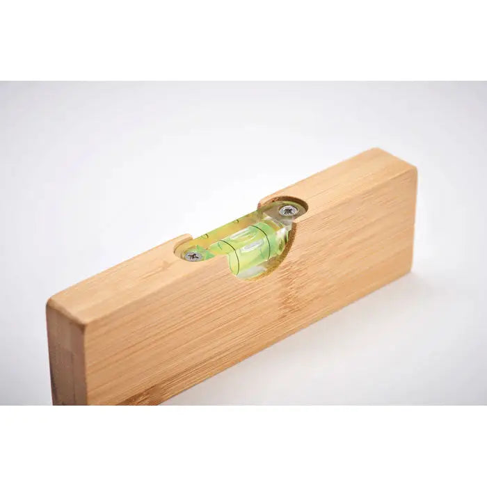 Nivela cu bula de aer din bambus deschis la culoare si vial verde pentru masurare si deschizator de sticle