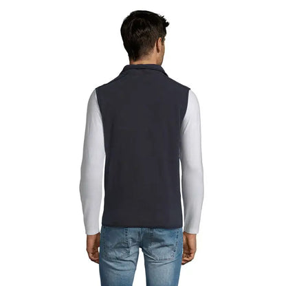 Vesta fleece norvegia unisex bleumarin cu guler si fara maneci purtata peste camasa alba cu maneci lungi