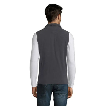 Vestă fleece norvegia unisex gri din fleece purtată peste cămașă albă cu mâneci lungi