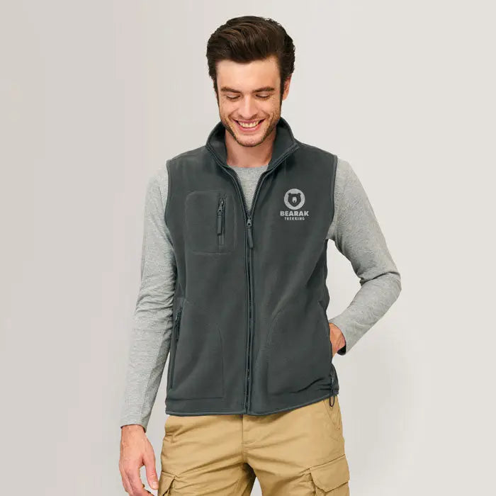 Vesta fleece norvegia unisex gri închis cu fermoar frontal buzunare laterale și logo brodat pe piept