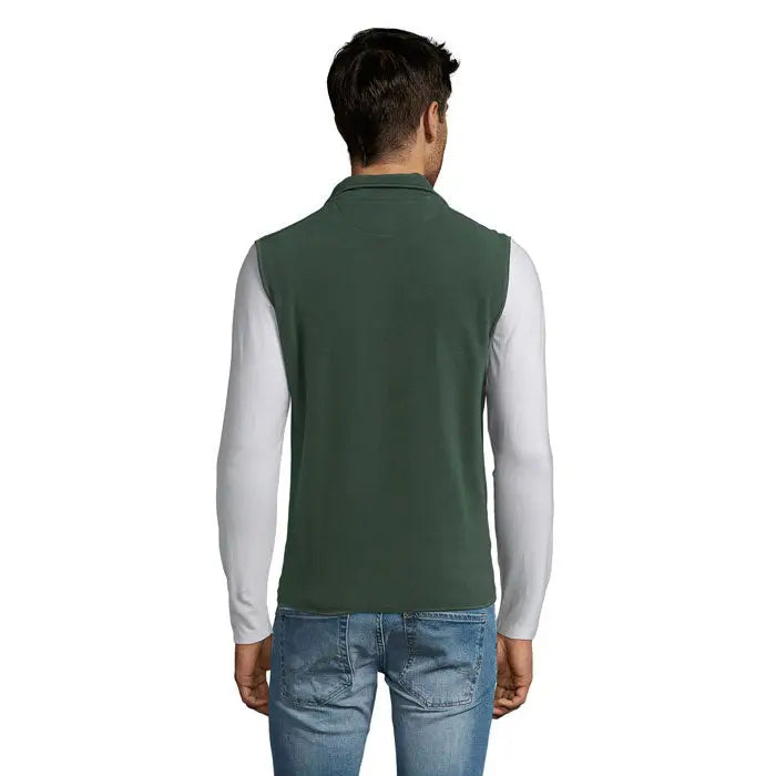 Vesta polo unisex norvegia fleece verde închis fără mâneci purtată peste cămașă albă cu mâneci lungi