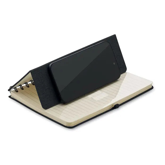 Notebook a5 cu suport pentru telefon negru texturat cu spirală pentru a ține smartphone-ul deschis pe pagini