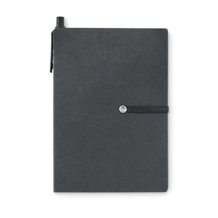 Notebook cu pix si bloc de note negru texturat cu pix atasat si prins cu banda elastica neagra la betie