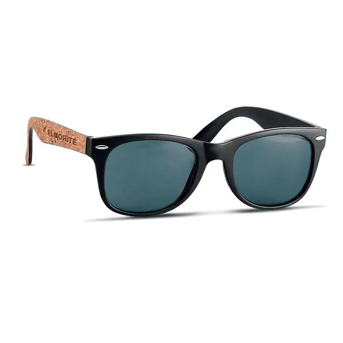 Ochelari de soare cu rame negre, lentile gri închis și brațe de pluta pentru un stil natural