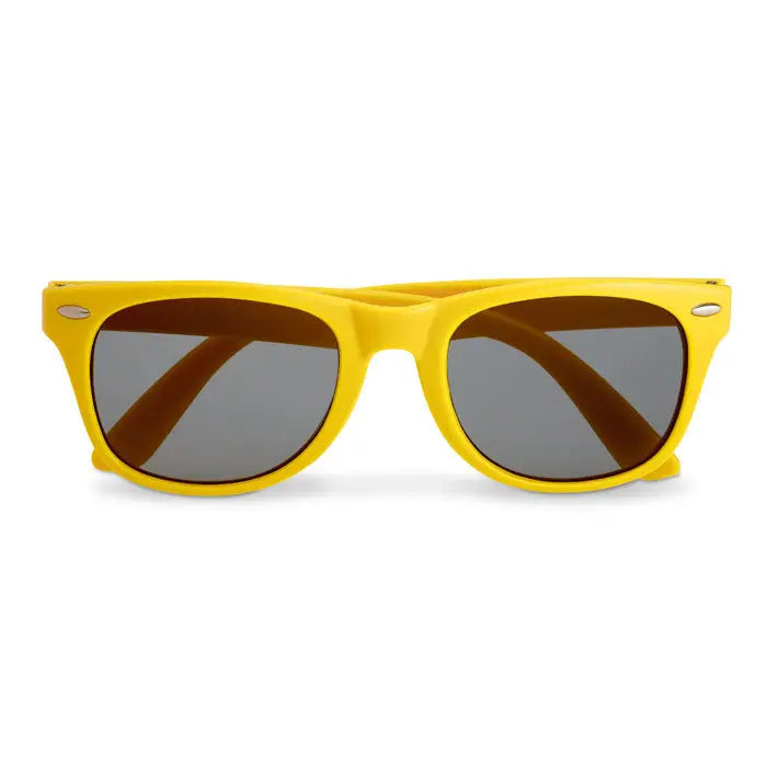 Ochelari de soare cu protectie UV galbeni cu rama din plastic si lentile degrade gri design retro clasic