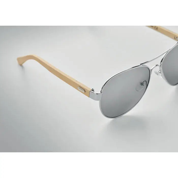 Ochelari de soare aviator cu lentile argintii oglindă și brațe din bambus în nuanță deschisă cu husă