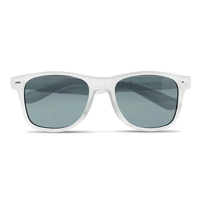 Ochelari de soare din rpet cu rama alba si lentile gri degrade, ideali pentru protectie UV si stil modern