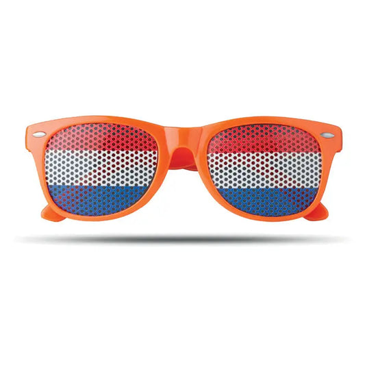Ochelari de soare portocalii din plastic cu lentile perforate ce afiseaza dungi orizontale ale drapelului Olandei