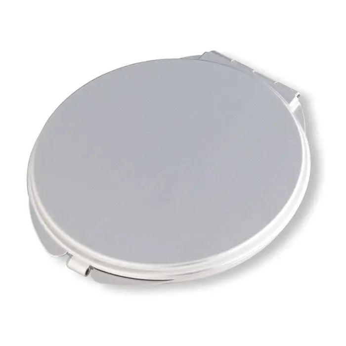 Oglinda de machiaj compacta argintie cu design minimalist si finisaj metalic neted
