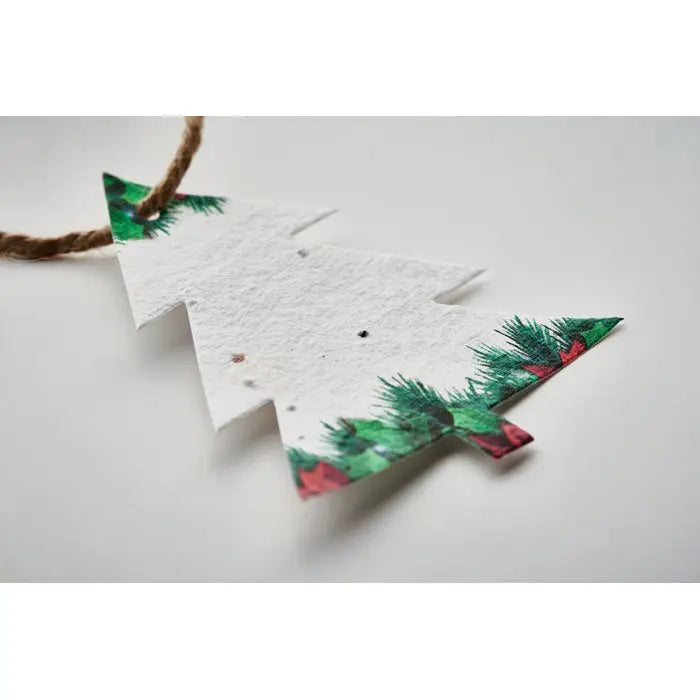 Ornament de craciun din hartie cu seminte decorat cu ace verzi si rosii prins cu sfoara naturala