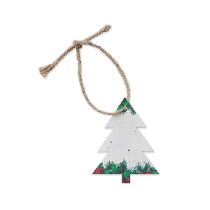Ornament de craciun din hartie alba cu ace de pin verzi si bobite rosii legat cu sfoara naturala