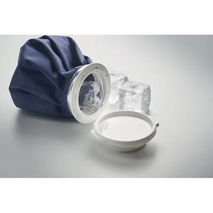 Pachet de gheata reutilizabil din poliester albastru cu margine si capac alb din plastic, umplut cu cuburi de gheata transparente