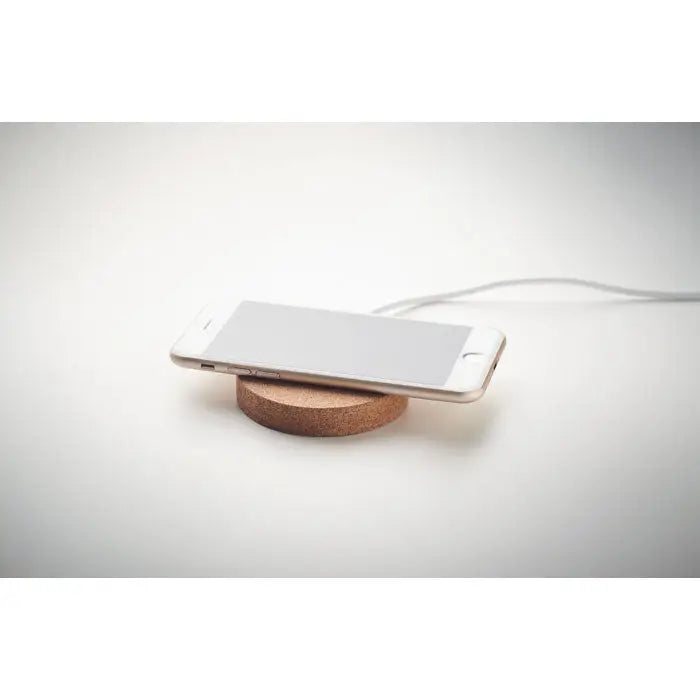 Pad de incarcare wireless 10W cu telefon inteligent deschis de culoare deschisa pe suport rotund din pluta naturala