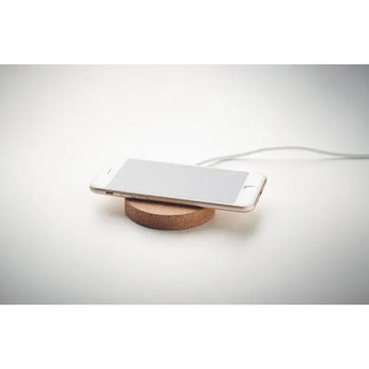 Pad de incarcare wireless 10W cu telefon inteligent deschis de culoare deschisa pe suport rotund din pluta naturala