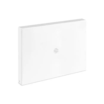Cutie albă dreptunghiulară hp cu design minimalist și logo gri subtil pentru pad de încărcare wireless 5w
