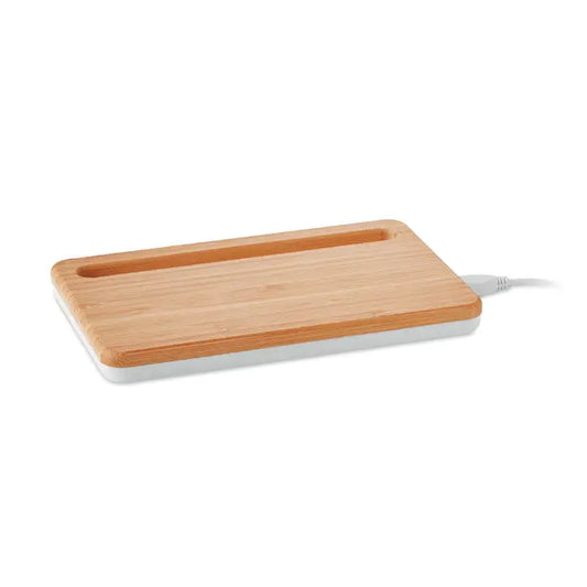 Pad de incarcare wireless 5w dreptunghiular cu suprafata de bambus maro deschis si baza alba cu slot integrat pentru telefon