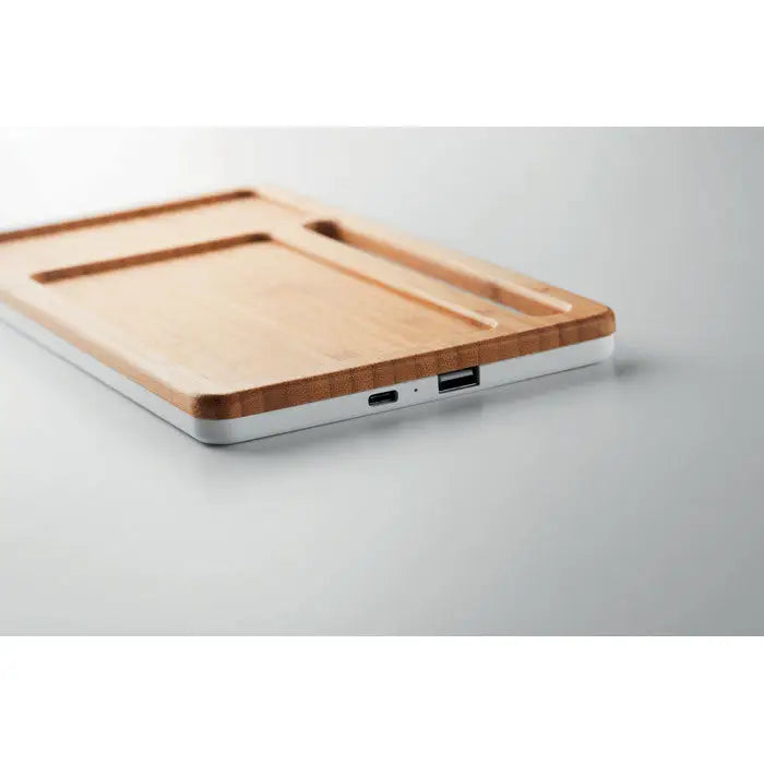 Pad de incarcare wireless 5w realizat din bambus si plastic alb cu porturi usb integrate pentru incarcare usoara