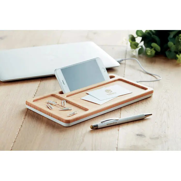 Organizer de birou dreptunghiular alb si lemn cu slot pentru incarcare wireless 5w si compartimente pentru accesorii