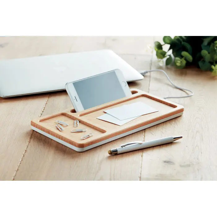 Organizator de birou dreptunghiular din lemn si alb cu compartimente pentru telefon, clipuri, carti si pix pad de incarcare wireless 5w