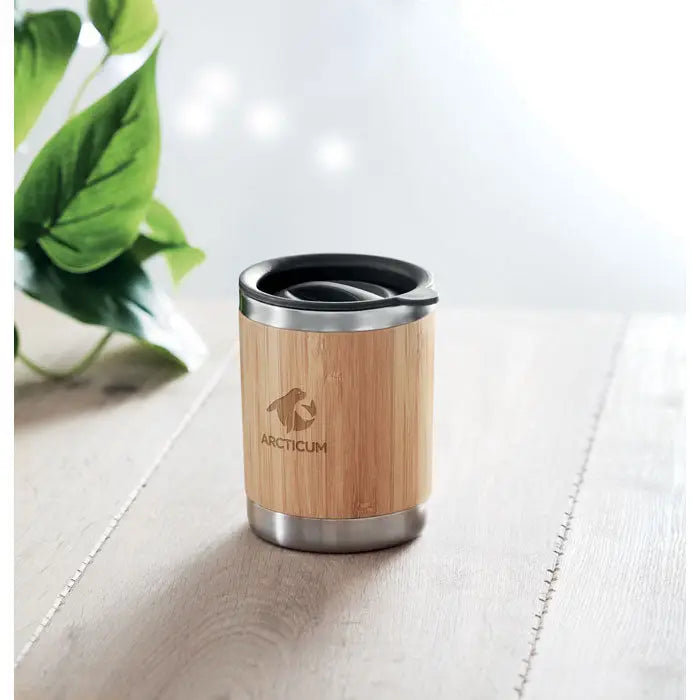 Pahar cu capac din bambus 250ml cu izolator din otel inoxidabil si logo arcticum gravat pe suprafata din lemn