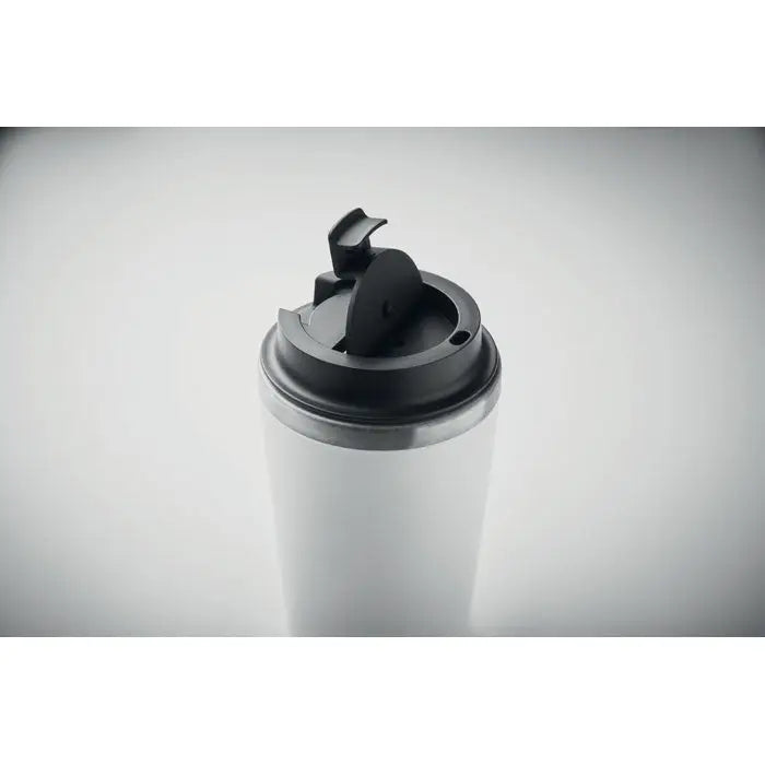 Pahar cu captuseala ceramica 350 ml alb cu capac flip-top negru izolat pentru calatorii