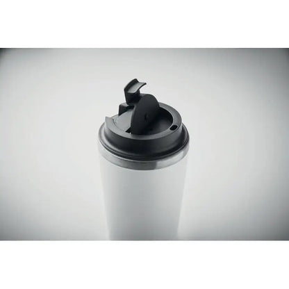 Pahar cu captuseala ceramica 350 ml alb cu capac flip-top negru izolat pentru calatorii
