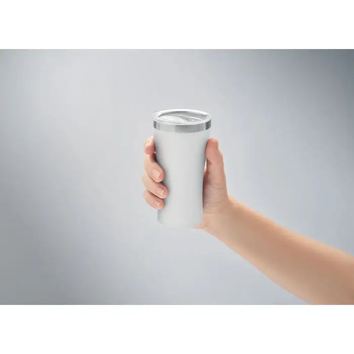 Pahar cu perete dublu 160 ml alb izolat cu capac argintiu tinut in mana