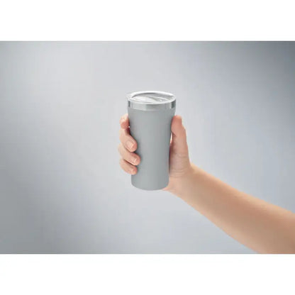 Pahar cu perete dublu de 160 ml gri izolat cu capac argintiu tinut in mana