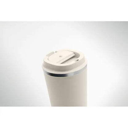 Pahar cu perete dublu 350 ml crem cu margine argintie si capac cu orificiu integrat pentru baut calatorie