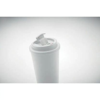 Pahar cu perete dublu 450 ml alb din plastic cu capac rabatabil si suport integrat pentru pai