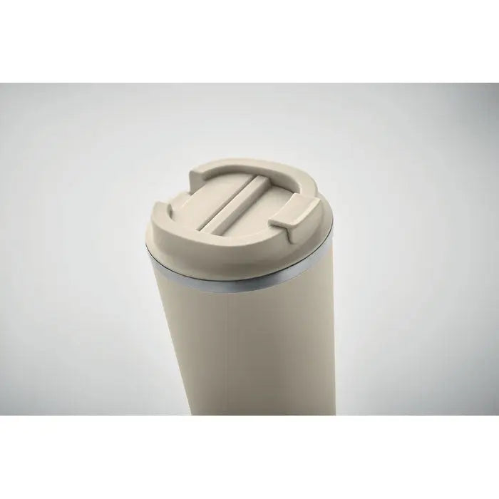 Pahar cu perete dublu 510 ml bej izolat pentru calatorii cu capac asortat si margine metalica argintie