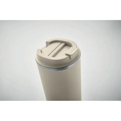 Pahar cu perete dublu 510 ml bej izolat pentru calatorii cu capac asortat si margine metalica argintie