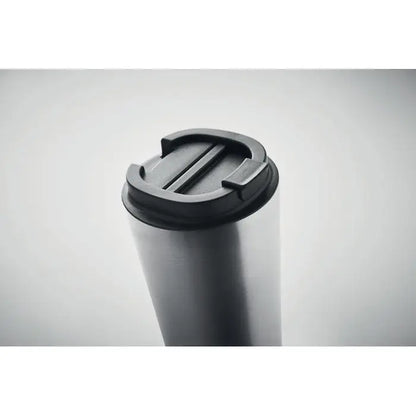 Pahar cu perete dublu 510 ml din inox argintiu cu capac negru din plastic si dungi paralele pentru prindere