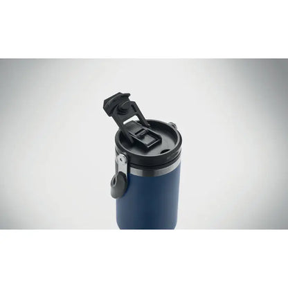 Pahar cu perete dublu 850 ml albastru izolat cu capac negru si banda argintie pentru calatorii