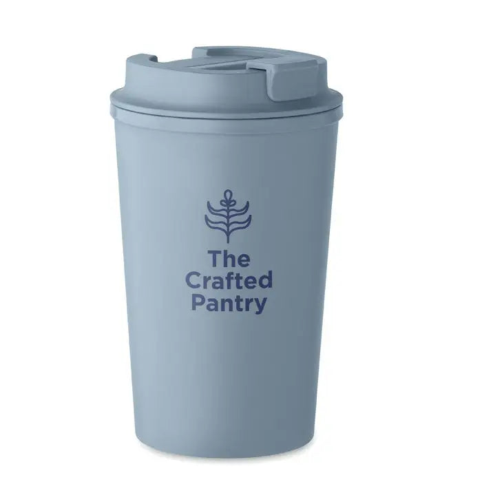 Pahar cu perete dublu pla 350ml albastru deschis reutilizabil cu capac si logo the crafted pantry gri inchis