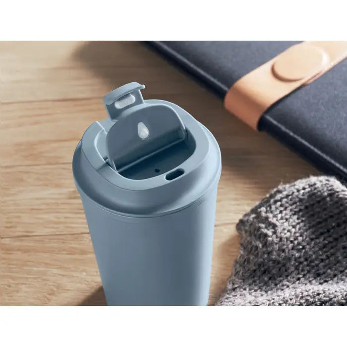 Pahar cu perete dublu pla 350ml albastru deschis cu capac rabatabil si orificiu in forma de picatura pentru calatorii