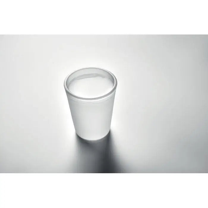 Un pahar de sublimare alb mat din plastic umplut cu lichid transparent de 44ml