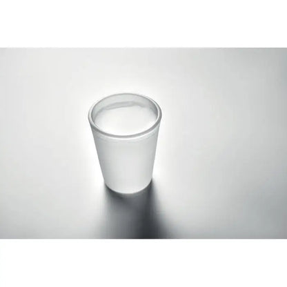 Un pahar de sublimare alb mat din plastic umplut cu lichid transparent de 44ml