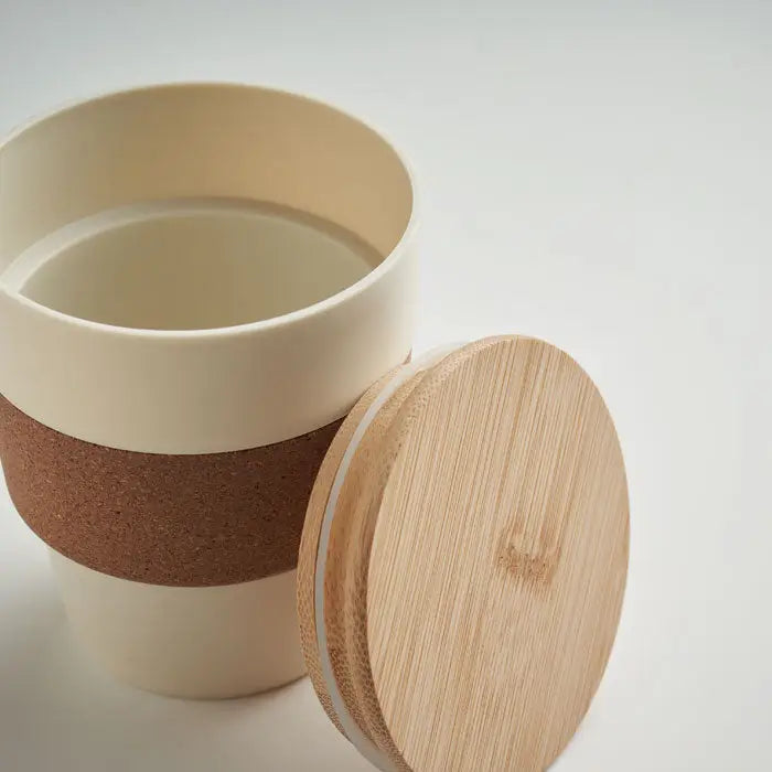 Crem-colored ceramic travel mug pahar in pp 300 ml with natural bamboo lid and brown cork grip band