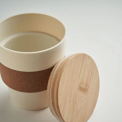 Crem-colored ceramic travel mug pahar in pp 300 ml with natural bamboo lid and brown cork grip band