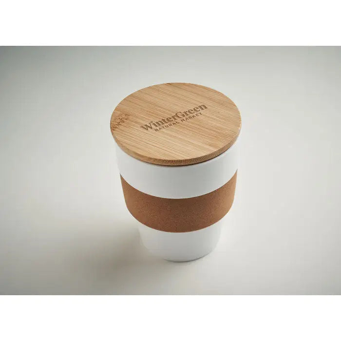 Pahar ceramic alb de călătorie de 300 ml cu capac de bambus și grip de plută cu logo wintergreen natural market gravat