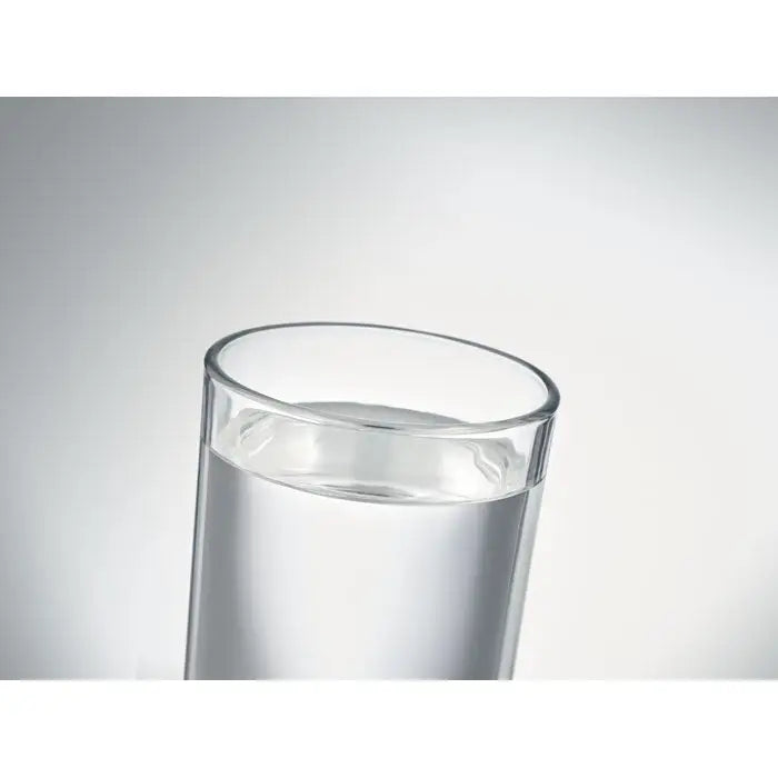 Pahar pentru bautura scurta 300 ml din sticla transparenta umplut cu apa clara
