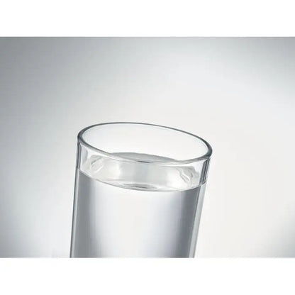 Pahar pentru bautura scurta 300 ml din sticla transparenta umplut cu apa clara