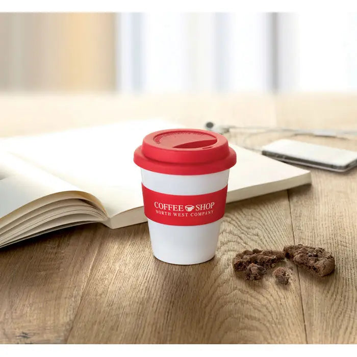 Pahar pp cu capac din silicon alb cu capac rosu si banda rosie cu text coffee shop north west company