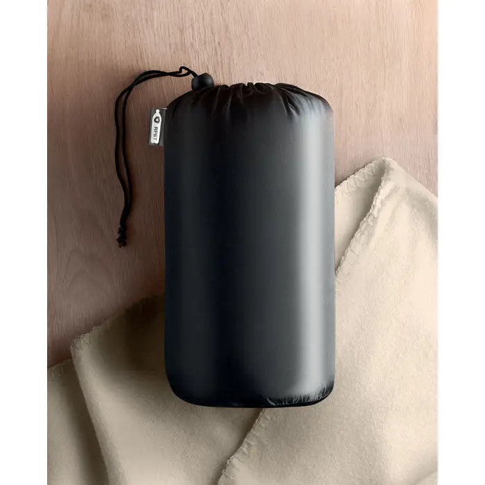 Patura de calatorie din lana rpet cu sac compresie negru si siret si eticheta argintie mica