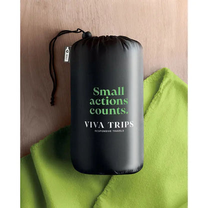 Patura de calatorie din lana rpet cu husa neagra si snur decorata cu text verde si alb small actions counts